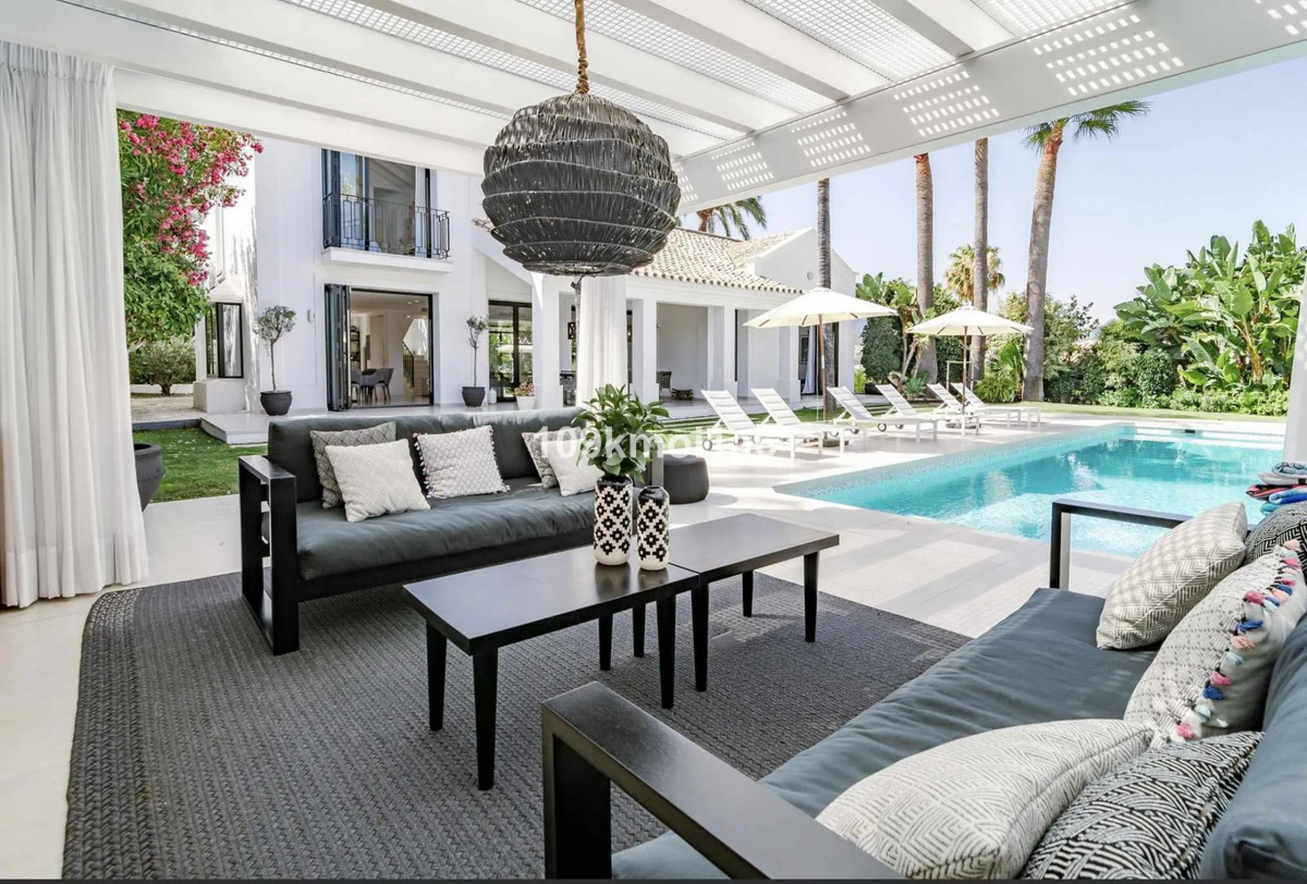 This elegant south east-facing villa is set within a quiet cul-de-sac in Las Brisas, Nueva Andalucía, offering privacy, mature gardens, and open views enhanced by abundant natural light throughout the day. The property blends the charm of a timeless Andal