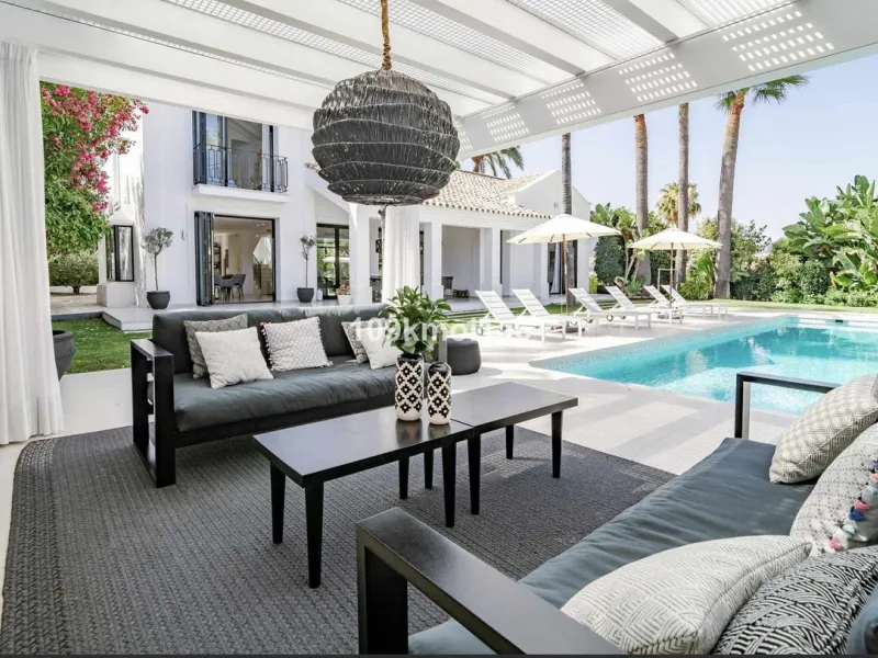 This elegant south east-facing villa is set within a quiet cul-de-sac in Las Brisas, Nueva Andalucía, offering privacy, mature gardens, and open views enhanced by abundant natural light throughout the day. The property blends the charm of a timeless Andal