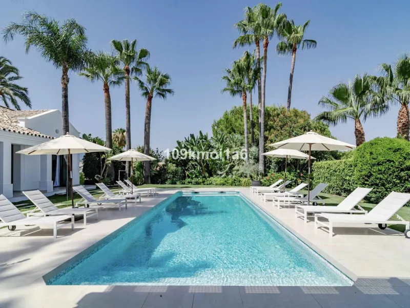 This elegant south east-facing villa is set within a quiet cul-de-sac in Las Brisas, Nueva Andalucía, offering privacy, mature gardens, and open views enhanced by abundant natural light throughout the day. The property blends the charm of a timeless Andal