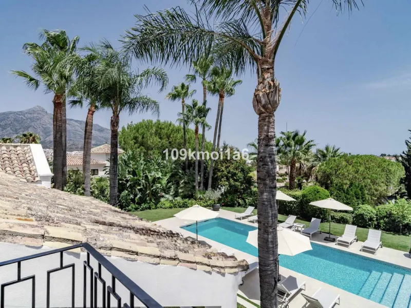 This elegant south east-facing villa is set within a quiet cul-de-sac in Las Brisas, Nueva Andalucía, offering privacy, mature gardens, and open views enhanced by abundant natural light throughout the day. The property blends the charm of a timeless Andal