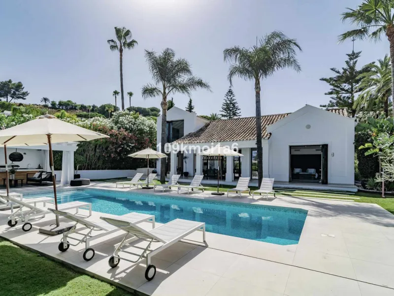 This elegant south east-facing villa is set within a quiet cul-de-sac in Las Brisas, Nueva Andalucía, offering privacy, mature gardens, and open views enhanced by abundant natural light throughout the day. The property blends the charm of a timeless Andal