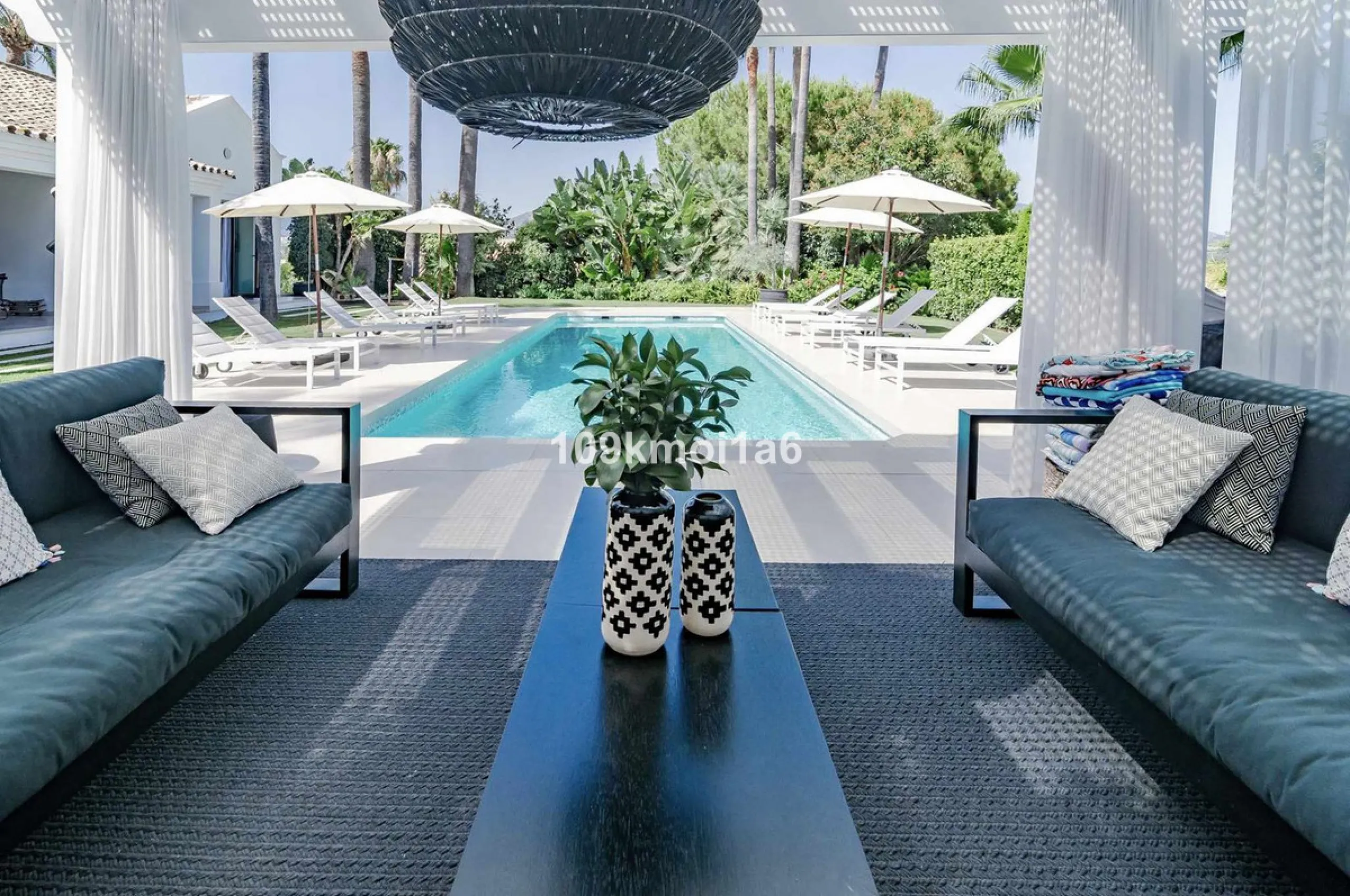 This elegant south east-facing villa is set within a quiet cul-de-sac in Las Brisas, Nueva Andalucía, offering privacy, mature gardens, and open views enhanced by abundant natural light throughout the day. The property blends the charm of a timeless Andal