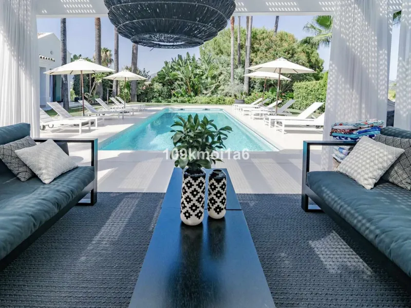 This elegant south east-facing villa is set within a quiet cul-de-sac in Las Brisas, Nueva Andalucía, offering privacy, mature gardens, and open views enhanced by abundant natural light throughout the day. The property blends the charm of a timeless Andal
