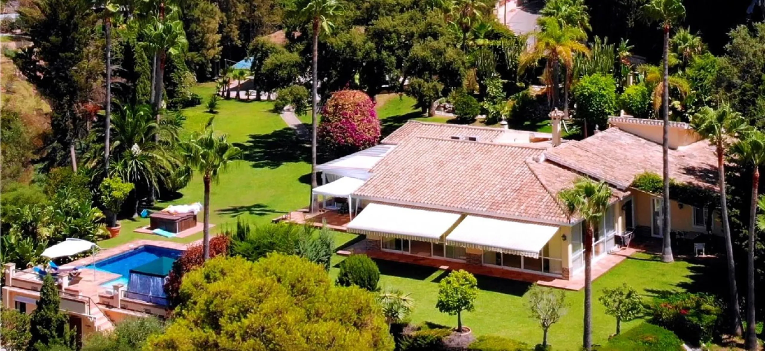 Unique investment opportunity! Single storey house located on a large plot in Elvira with sea and golf views