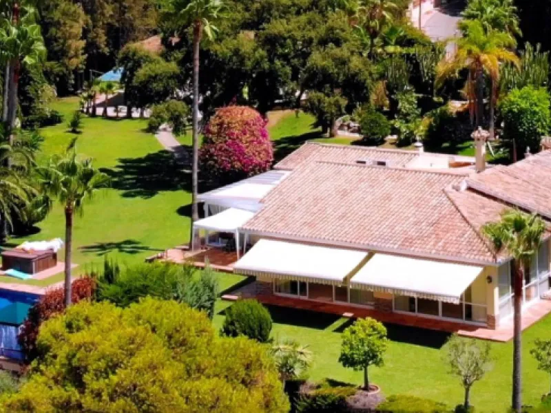 Unique investment opportunity! Single storey house located on a large plot in Elvira with sea and golf views