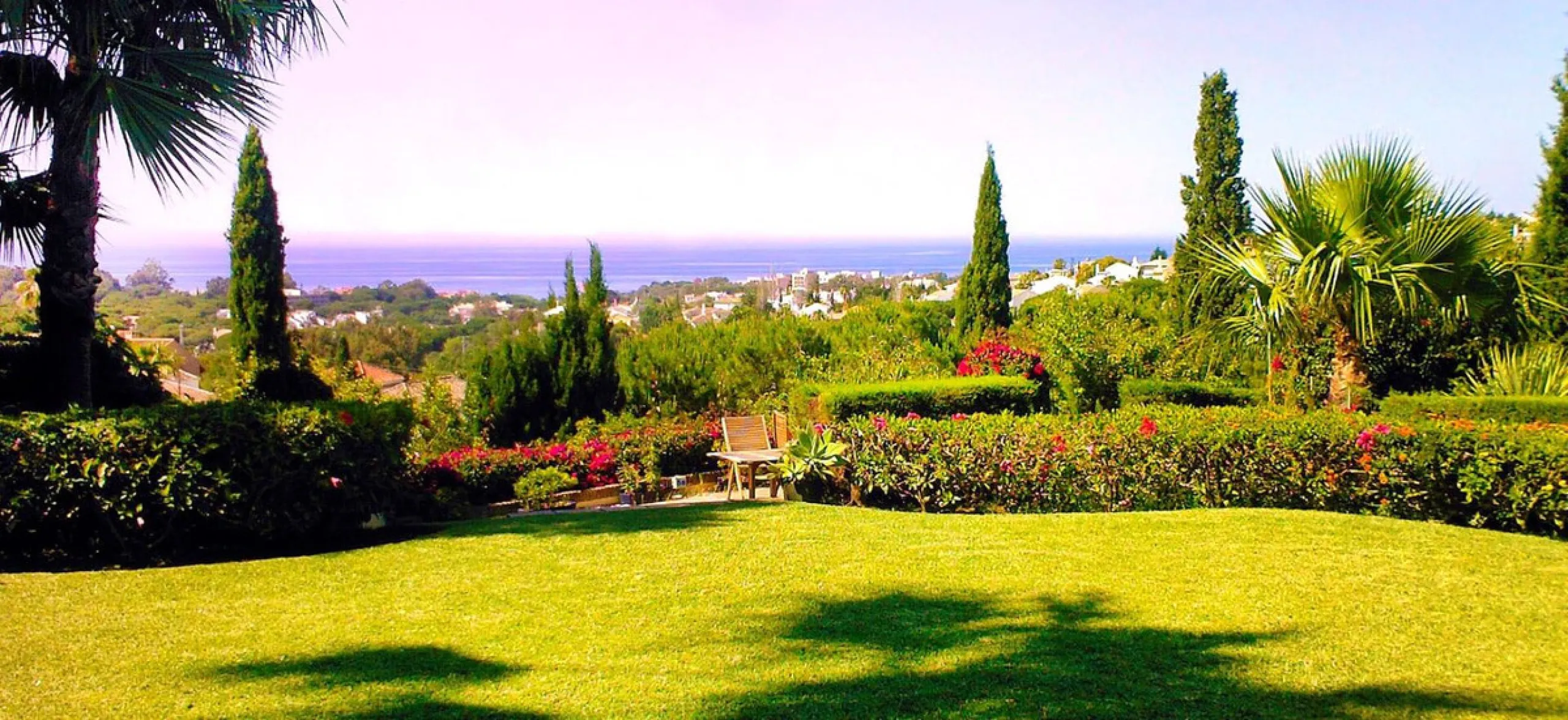Unique investment opportunity! Single storey house located on a large plot in Elvira with sea and golf views
