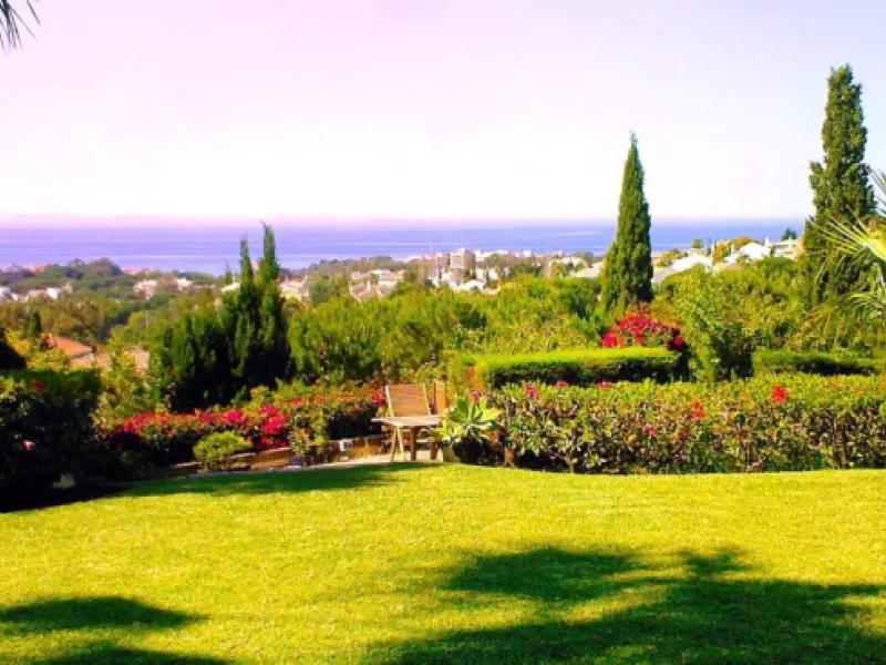 Unique investment opportunity! Single storey house located on a large plot in Elvira with sea and golf views