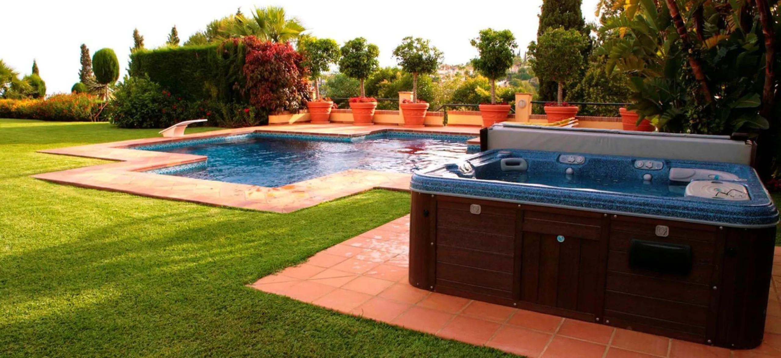 Unique investment opportunity! Single storey house located on a large plot in Elvira with sea and golf views
