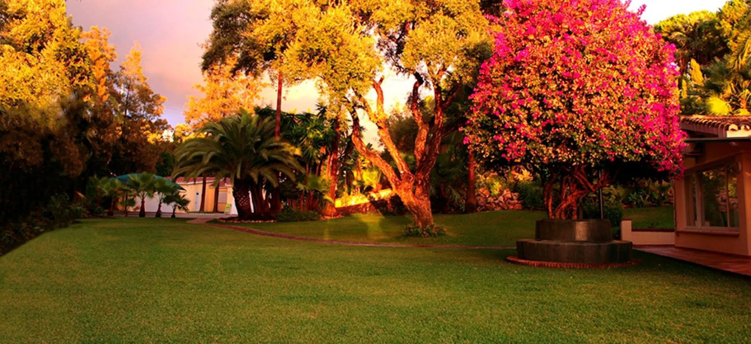 Unique investment opportunity! Single storey house located on a large plot in Elvira with sea and golf views