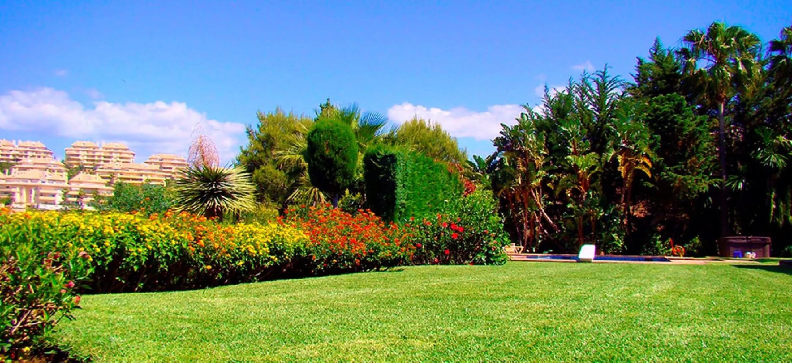 Unique investment opportunity! Single storey house located on a large plot in Elvira with sea and golf views