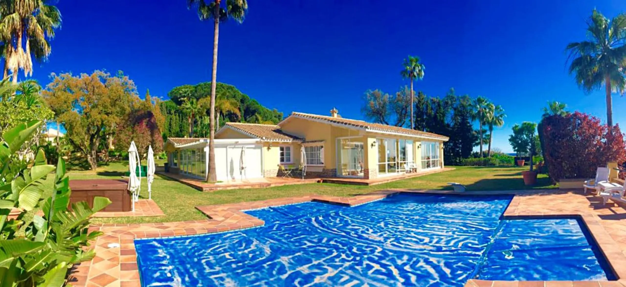 Unique investment opportunity! Single storey house located on a large plot in Elvira with sea and golf views