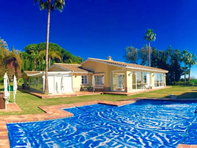 Unique investment opportunity! Single storey house located on a large plot in Elvira with sea and golf views