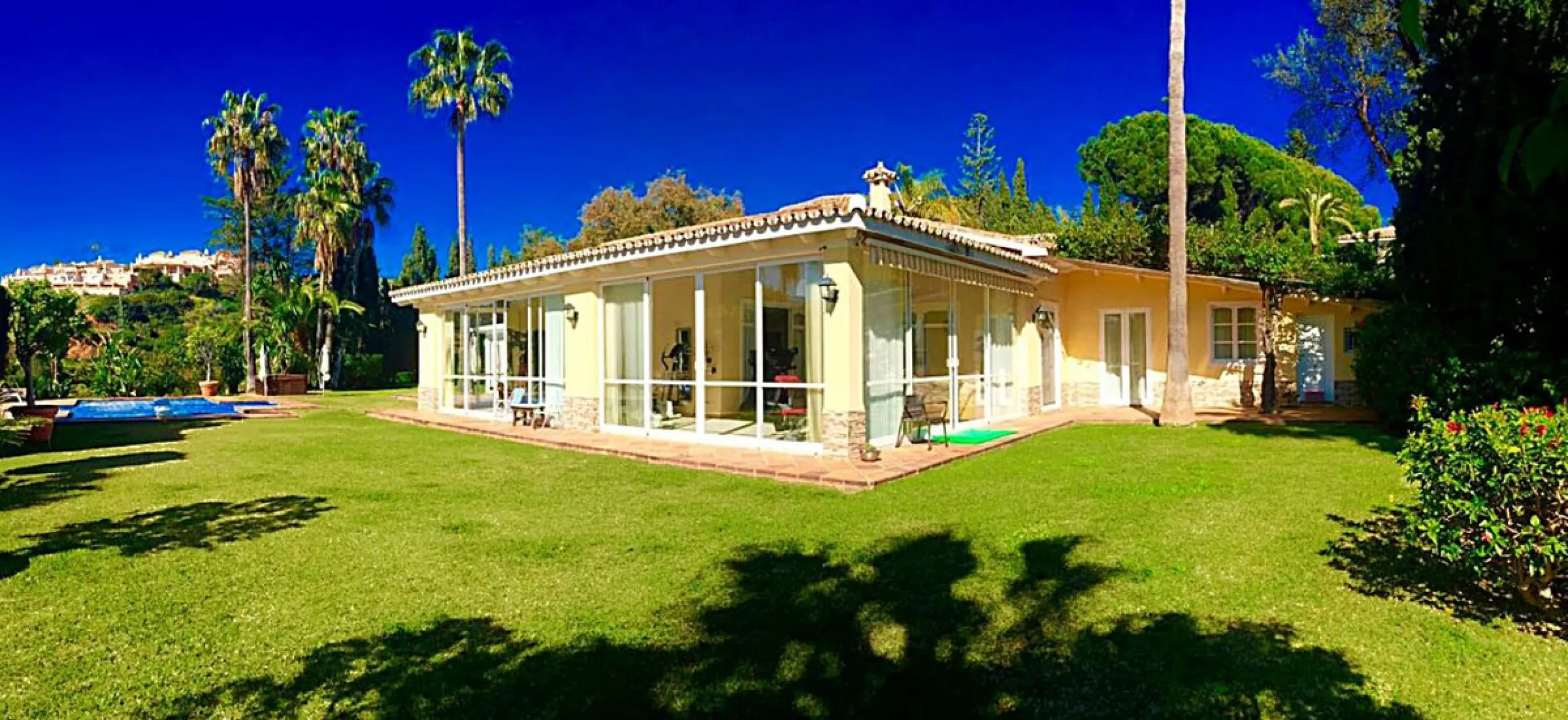 Unique investment opportunity! Single storey house located on a large plot in Elvira with sea and golf views
