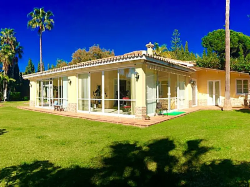 Unique investment opportunity! Single storey house located on a large plot in Elvira with sea and golf views