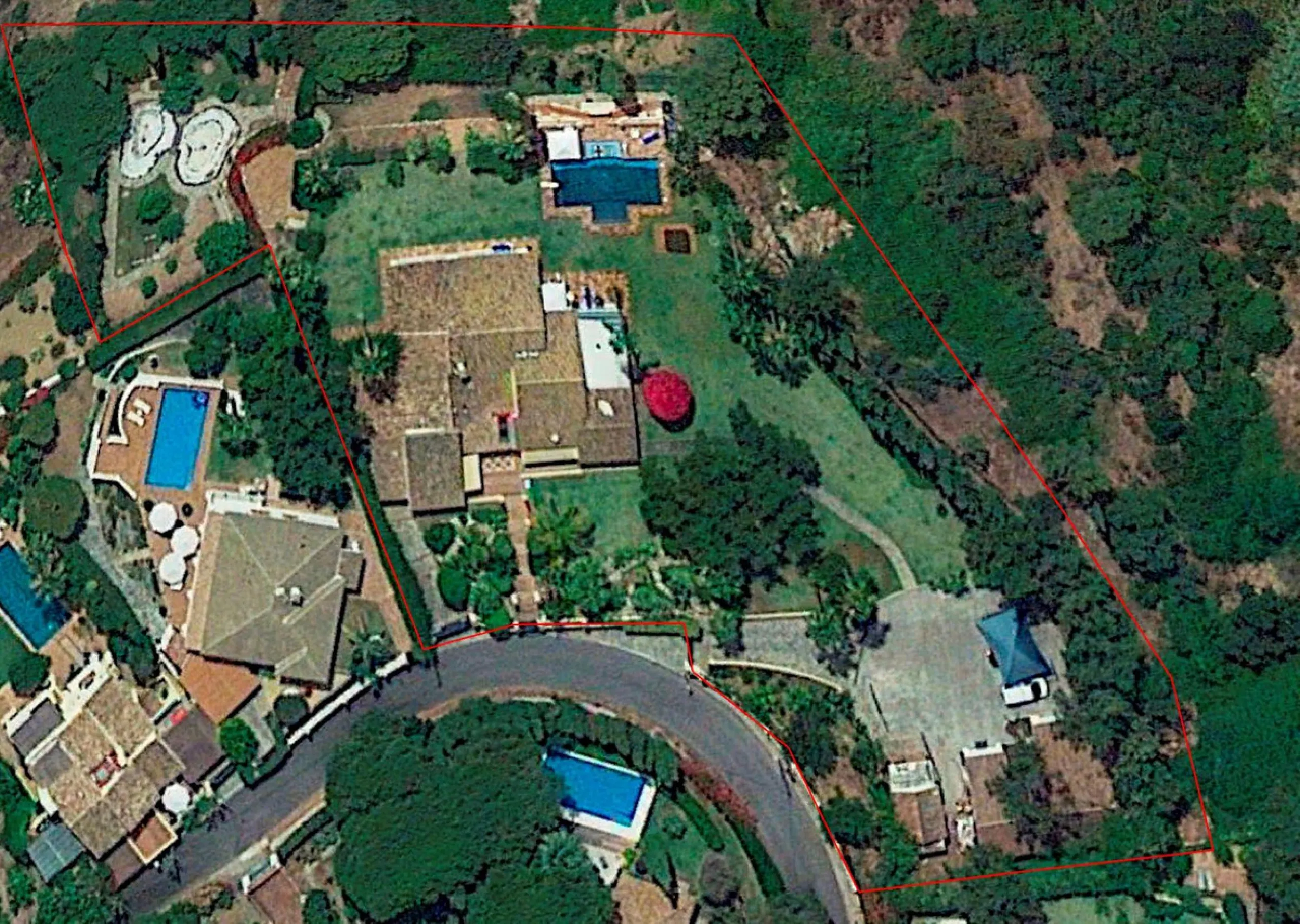 Unique investment opportunity! Single storey house located on a large plot in Elvira with sea and golf views