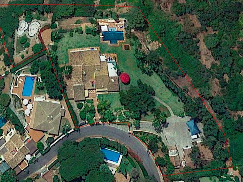 Unique investment opportunity! Single storey house located on a large plot in Elvira with sea and golf views