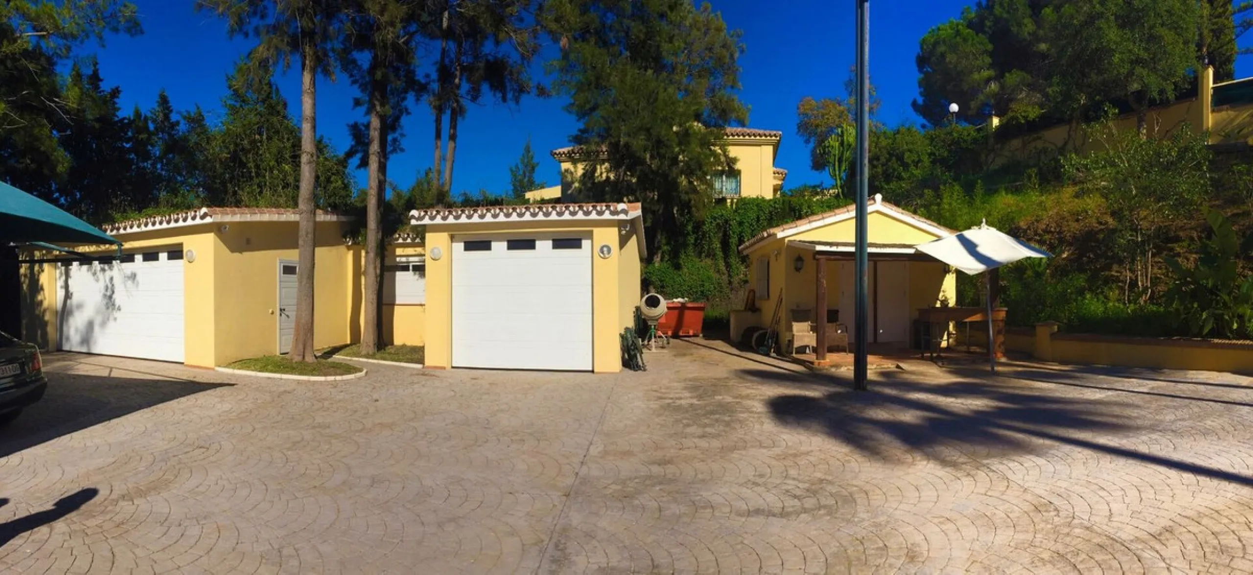 Unique investment opportunity! Single storey house located on a large plot in Elvira with sea and golf views