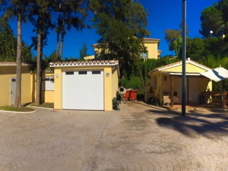 Unique investment opportunity! Single storey house located on a large plot in Elvira with sea and golf views