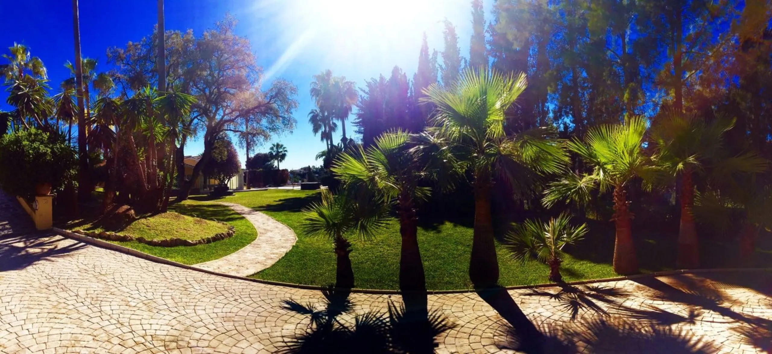 Unique investment opportunity! Single storey house located on a large plot in Elvira with sea and golf views