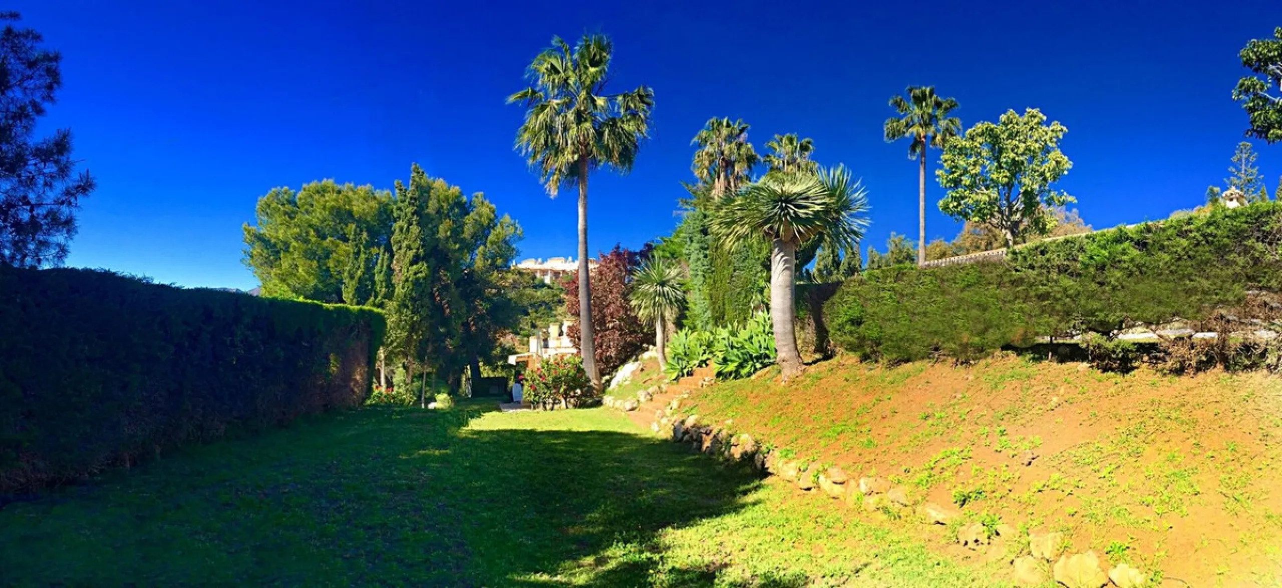Unique investment opportunity! Single storey house located on a large plot in Elvira with sea and golf views