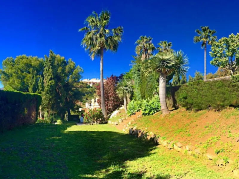Unique investment opportunity! Single storey house located on a large plot in Elvira with sea and golf views