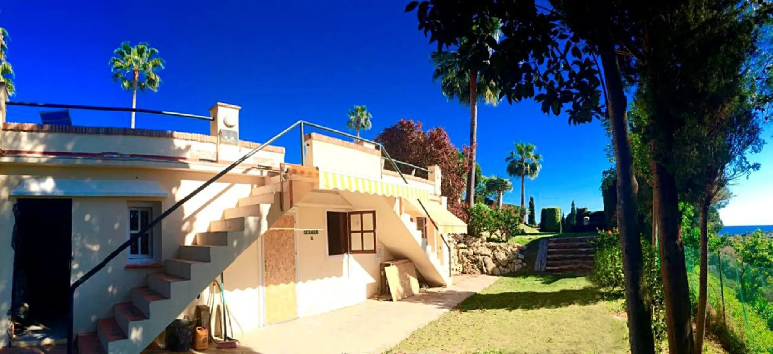 Unique investment opportunity! Single storey house located on a large plot in Elvira with sea and golf views