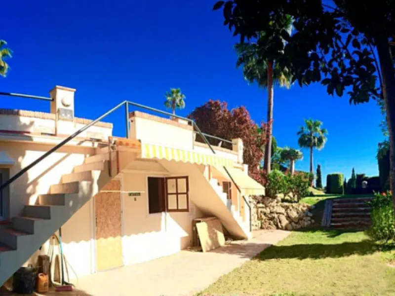 Unique investment opportunity! Single storey house located on a large plot in Elvira with sea and golf views