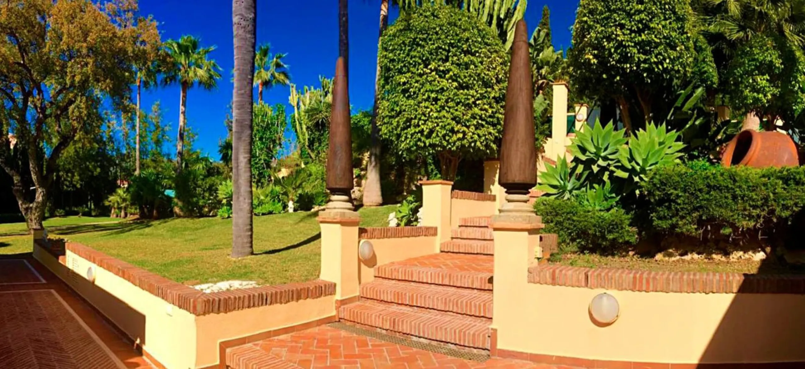 Unique investment opportunity! Single storey house located on a large plot in Elvira with sea and golf views