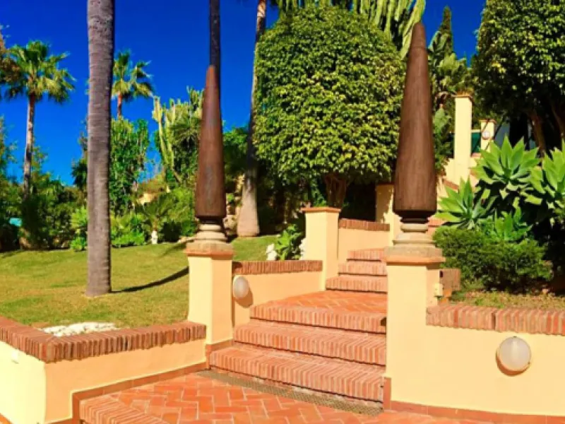 Unique investment opportunity! Single storey house located on a large plot in Elvira with sea and golf views