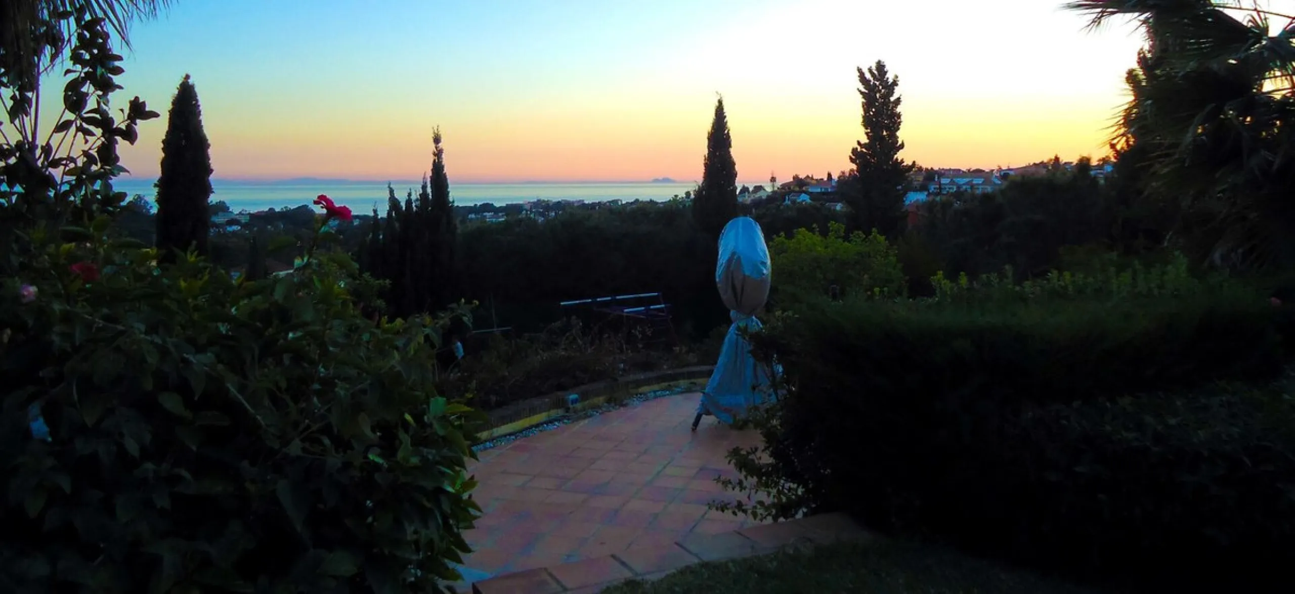 Unique investment opportunity! Single storey house located on a large plot in Elvira with sea and golf views
