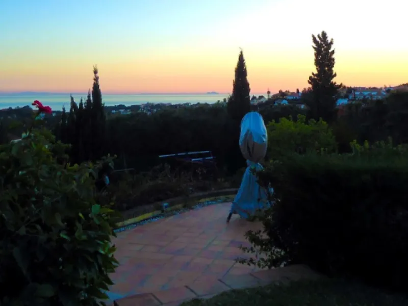 Unique investment opportunity! Single storey house located on a large plot in Elvira with sea and golf views