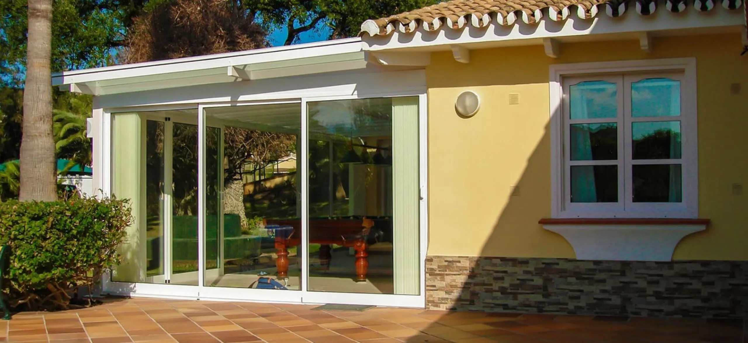 Unique investment opportunity! Single storey house located on a large plot in Elvira with sea and golf views