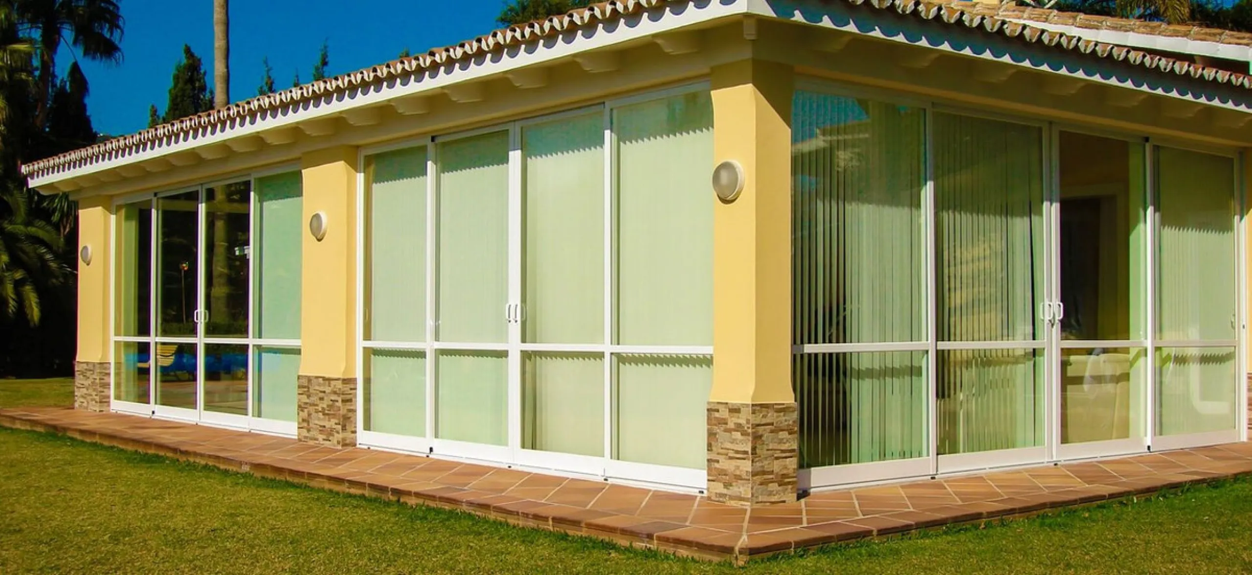 Unique investment opportunity! Single storey house located on a large plot in Elvira with sea and golf views