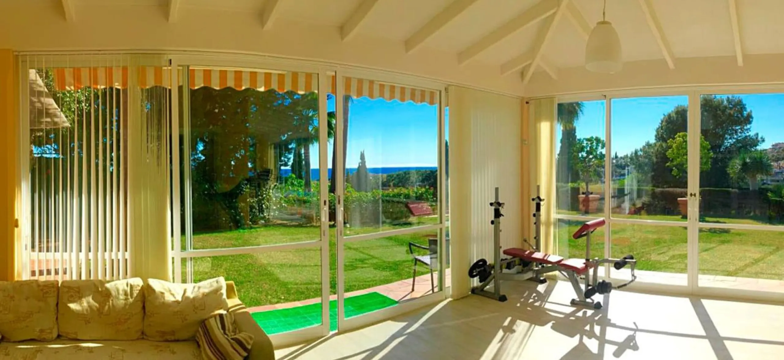 Unique investment opportunity! Single storey house located on a large plot in Elvira with sea and golf views