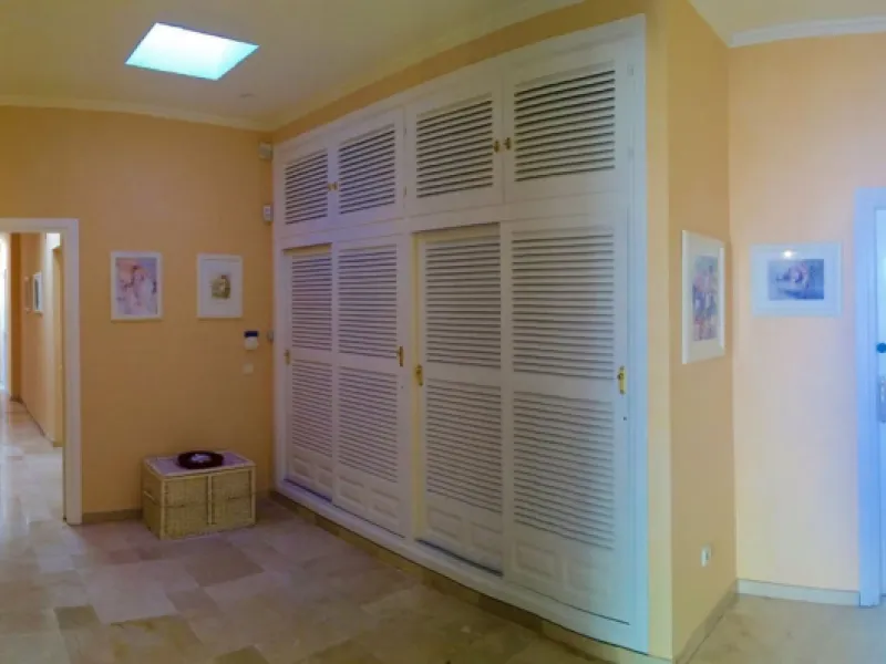 Unique investment opportunity! Single storey house located on a large plot in Elvira with sea and golf views