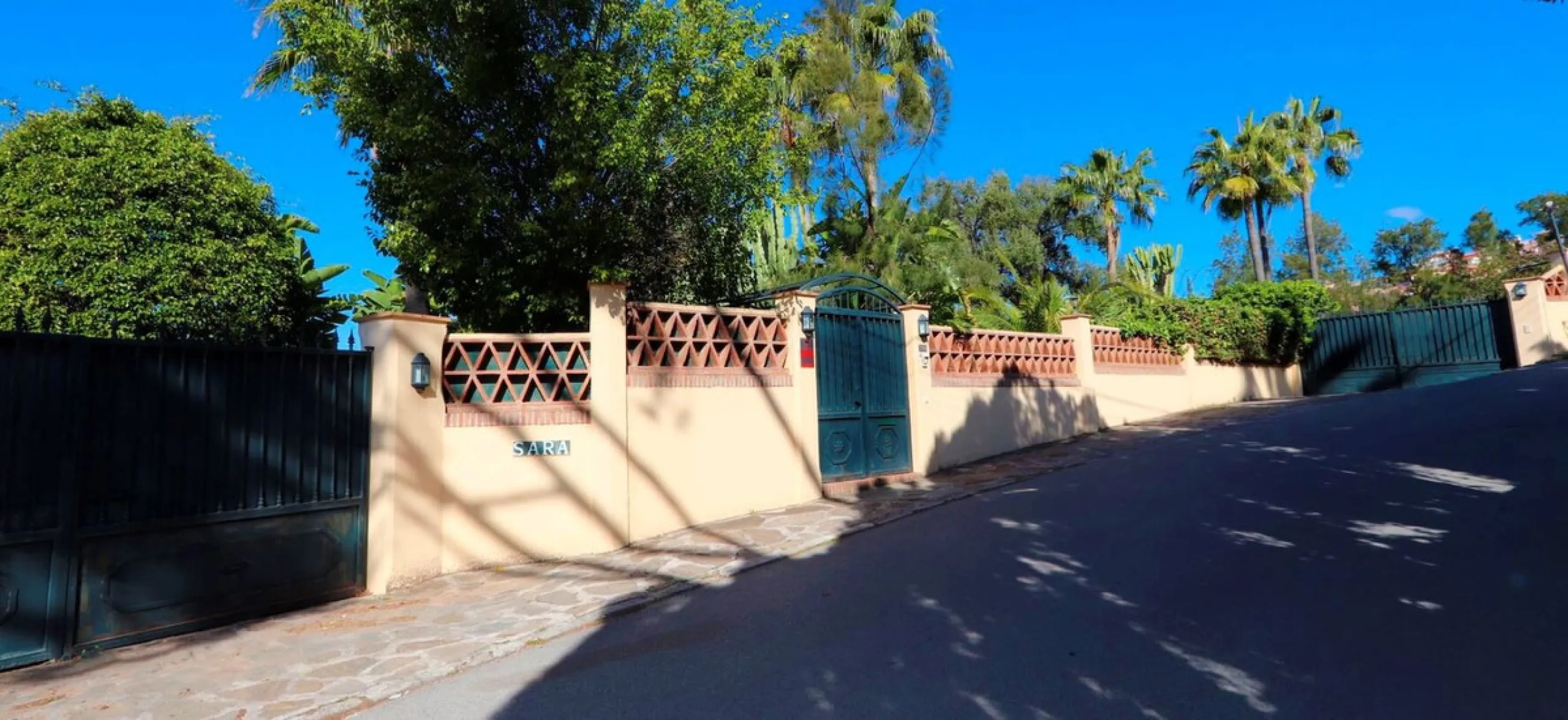 Unique investment opportunity! Single storey house located on a large plot in Elvira with sea and golf views