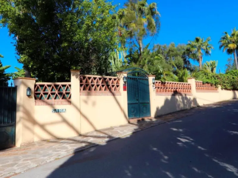 Unique investment opportunity! Single storey house located on a large plot in Elvira with sea and golf views