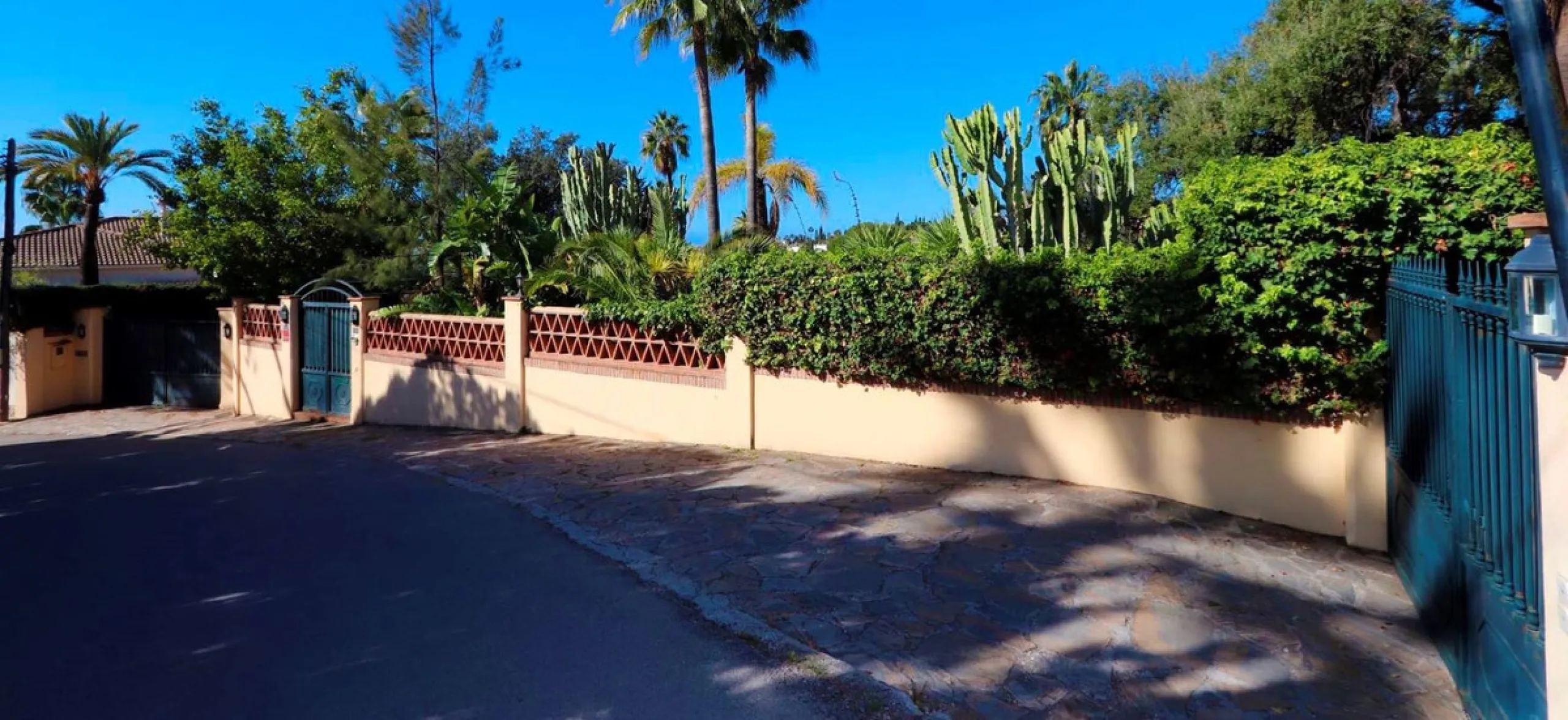 Unique investment opportunity! Single storey house located on a large plot in Elvira with sea and golf views