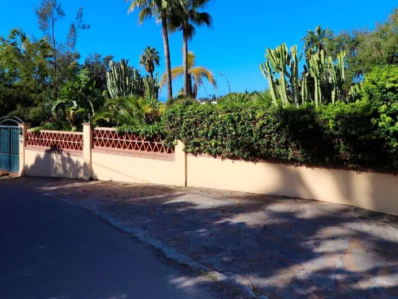 Unique investment opportunity! Single storey house located on a large plot in Elvira with sea and golf views