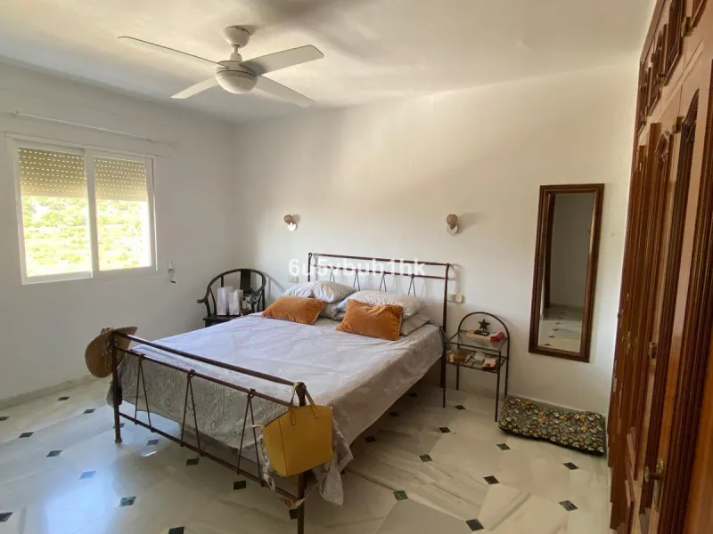 Detached single-family home located in Ojén, distributed over three floors and designed for comfortable and versatile living.