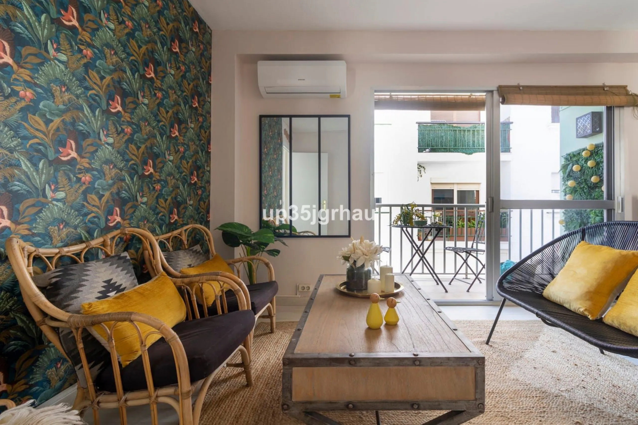 Building in the center of Estepona, Old Town and on the beachfront. lateral views of the sea.