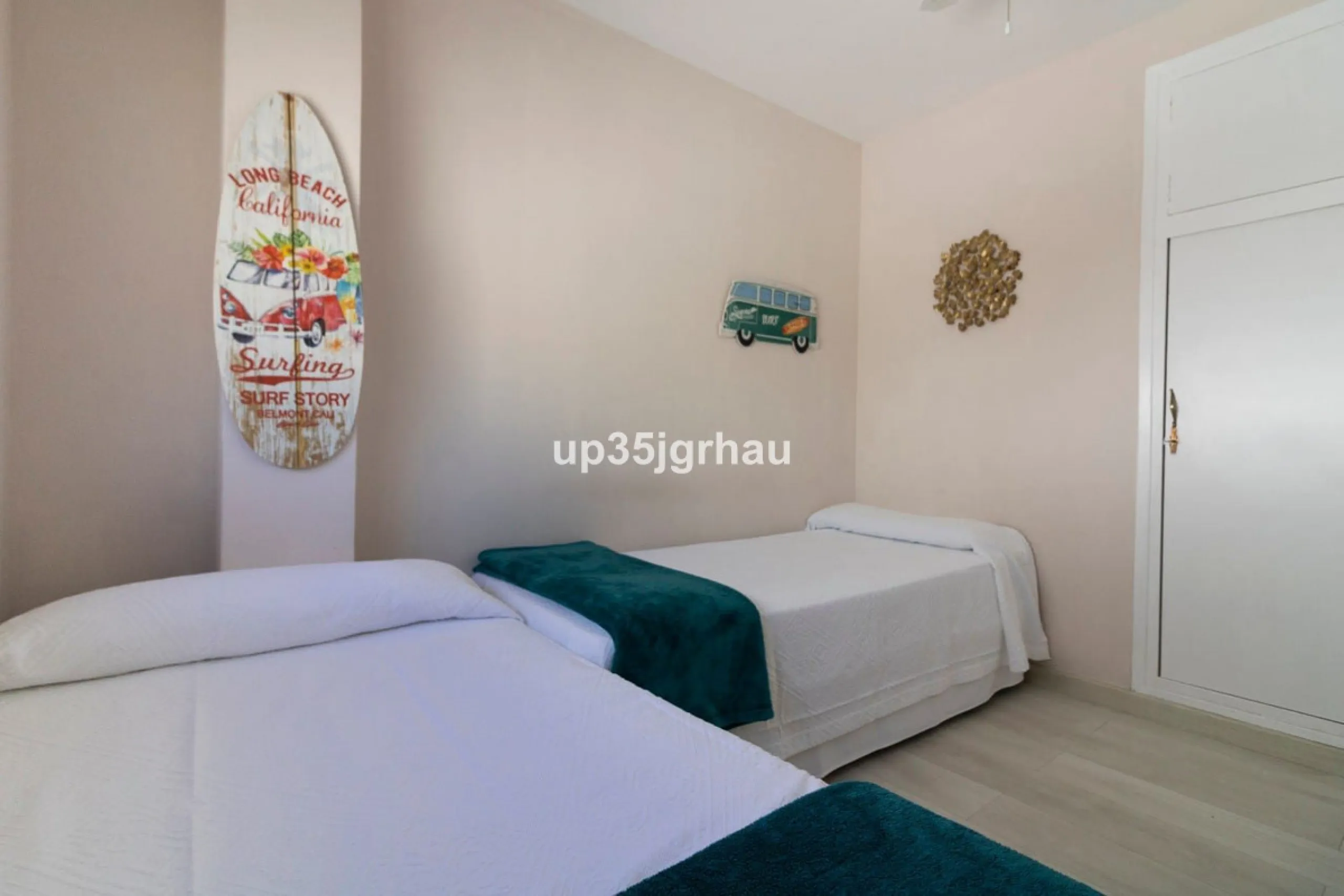 Building in the center of Estepona, Old Town and on the beachfront. lateral views of the sea.