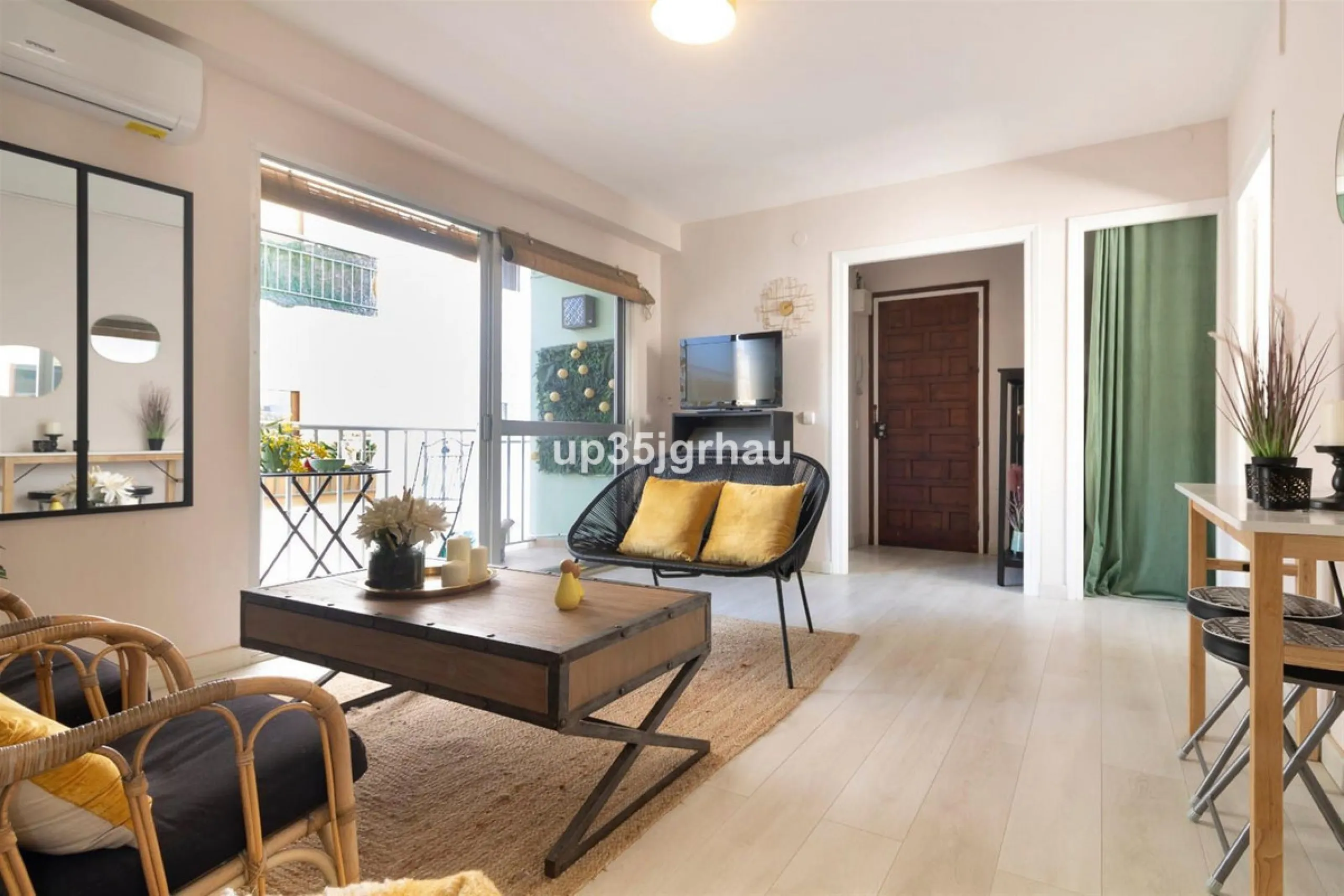 Building in the center of Estepona, Old Town and on the beachfront. lateral views of the sea.