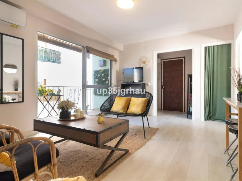 Building in the center of Estepona, Old Town and on the beachfront. lateral views of the sea.