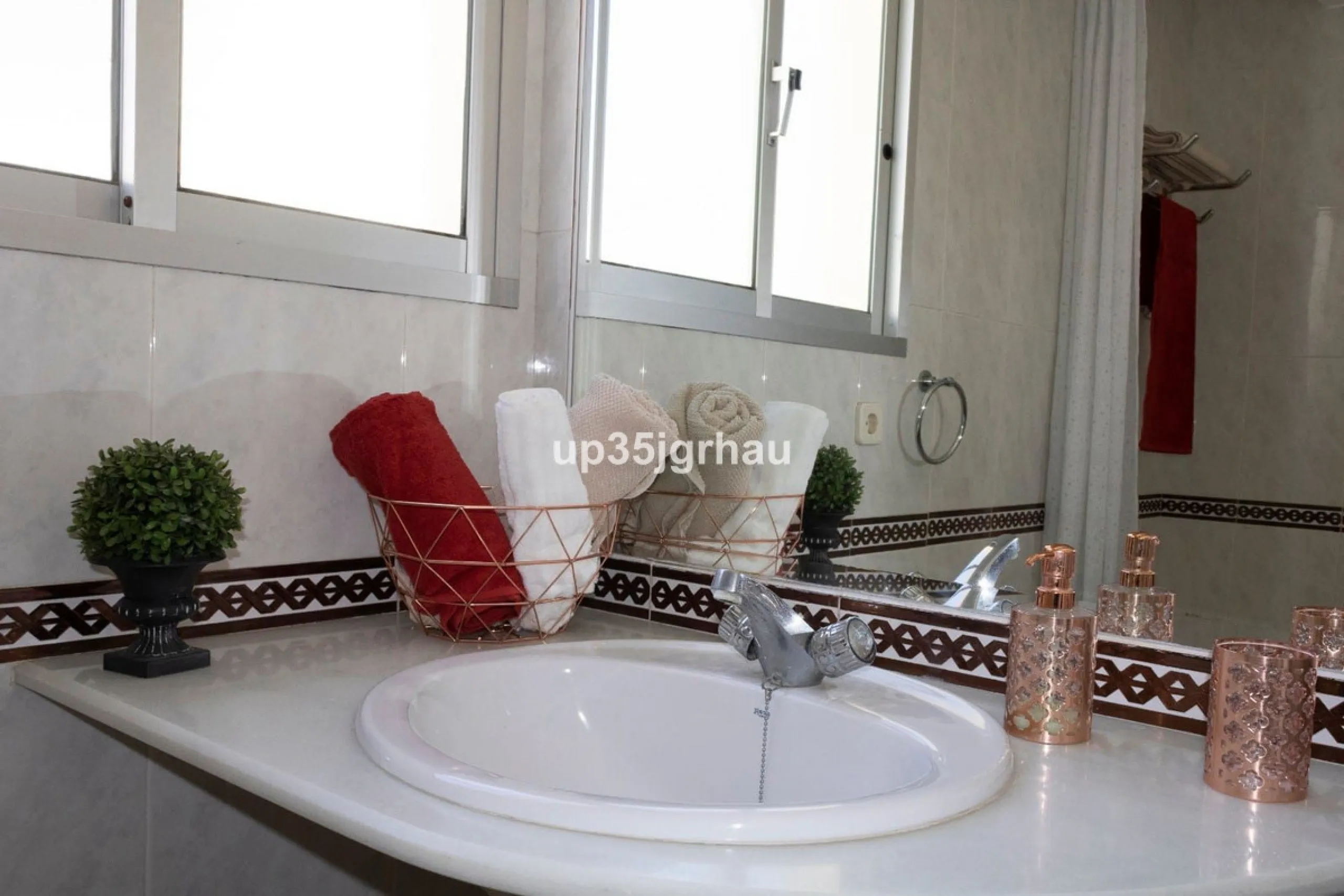 Building in the center of Estepona, Old Town and on the beachfront. lateral views of the sea.