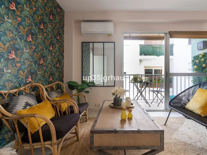Building in the center of Estepona, Old Town and on the beachfront. lateral views of the sea.