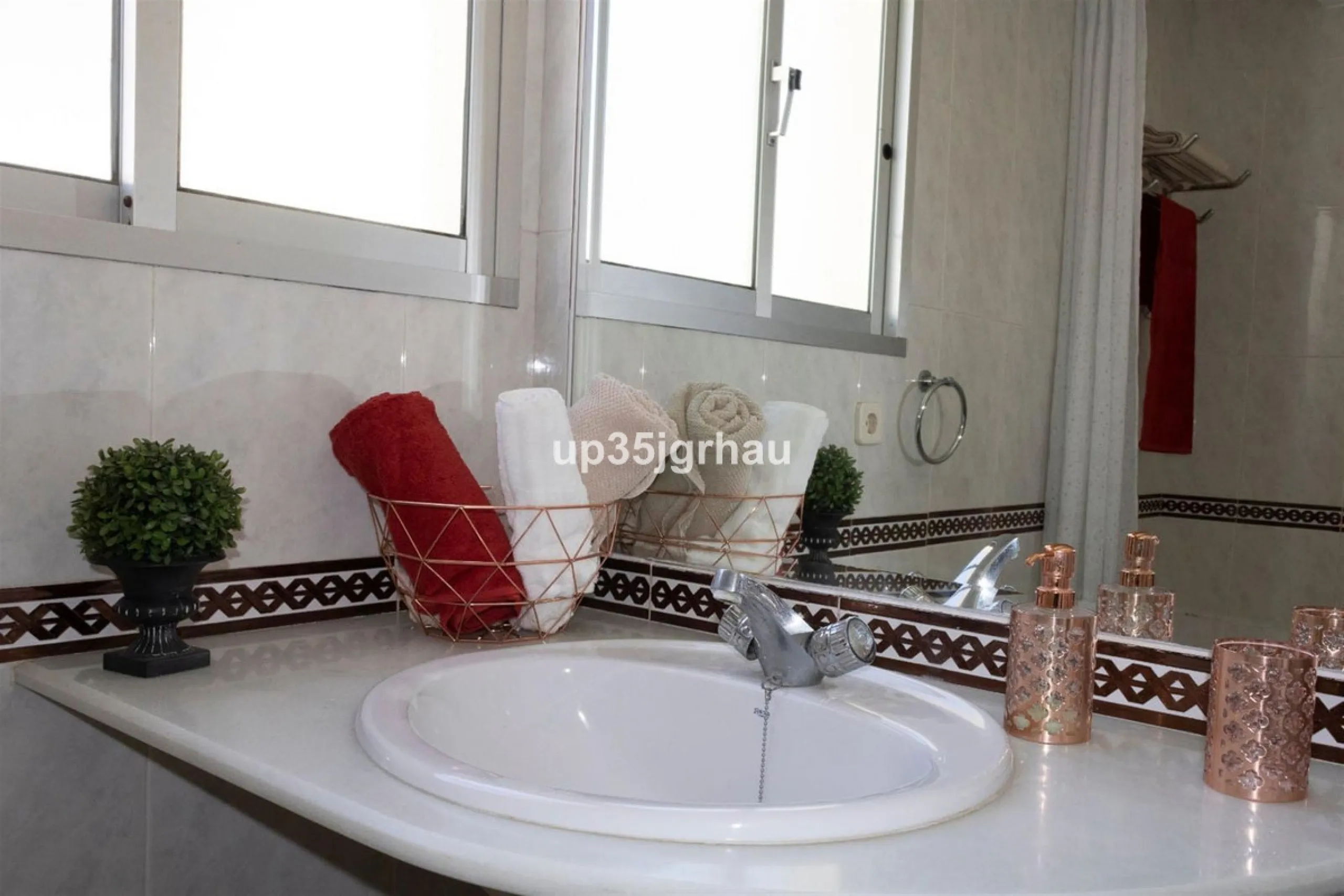 Building in the center of Estepona, Old Town and on the beachfront. lateral views of the sea.