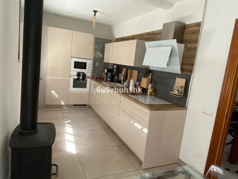 Detached single-family home located in Ojén, distributed over three floors and designed for comfortable and versatile living.