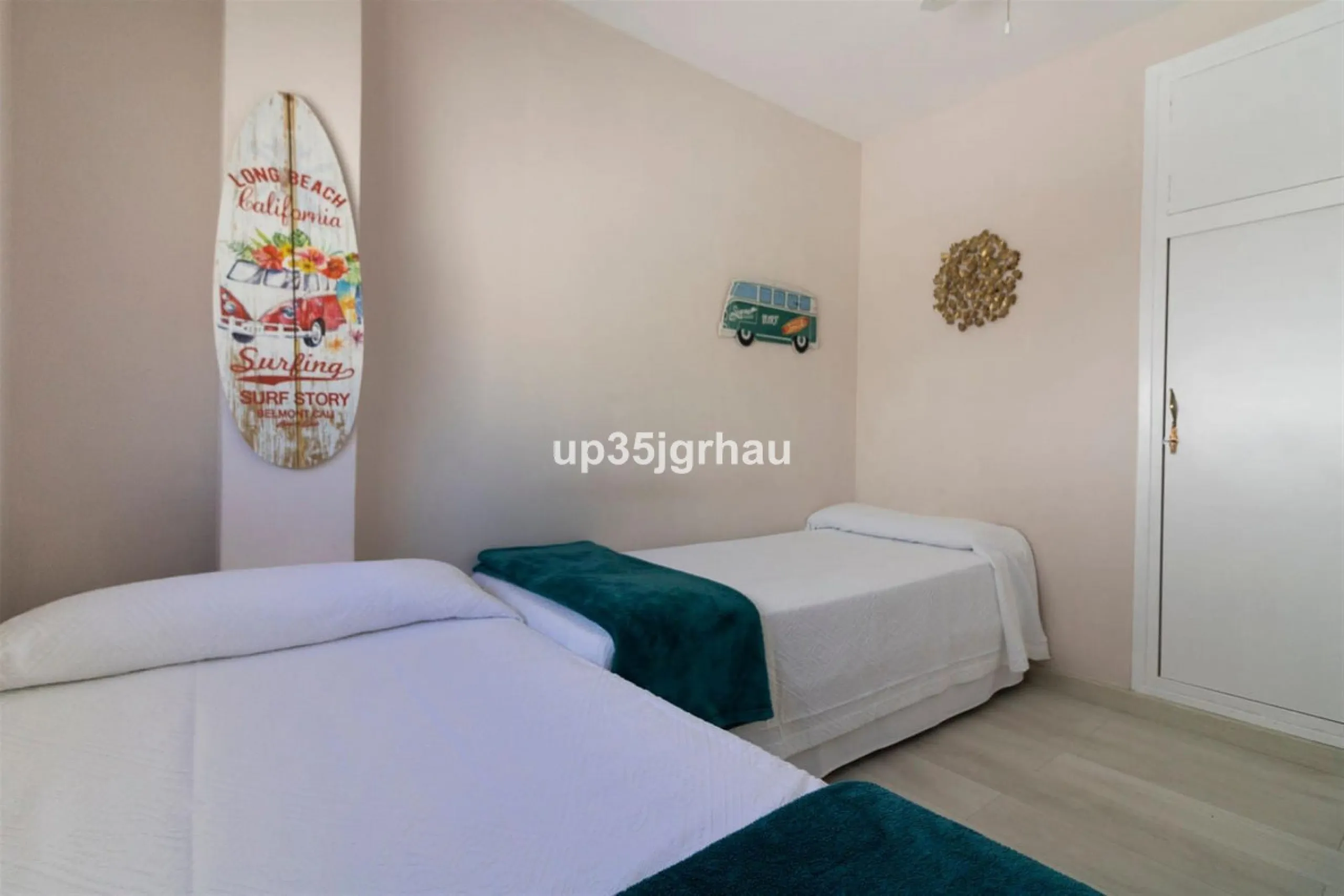 Building in the center of Estepona, Old Town and on the beachfront. lateral views of the sea.