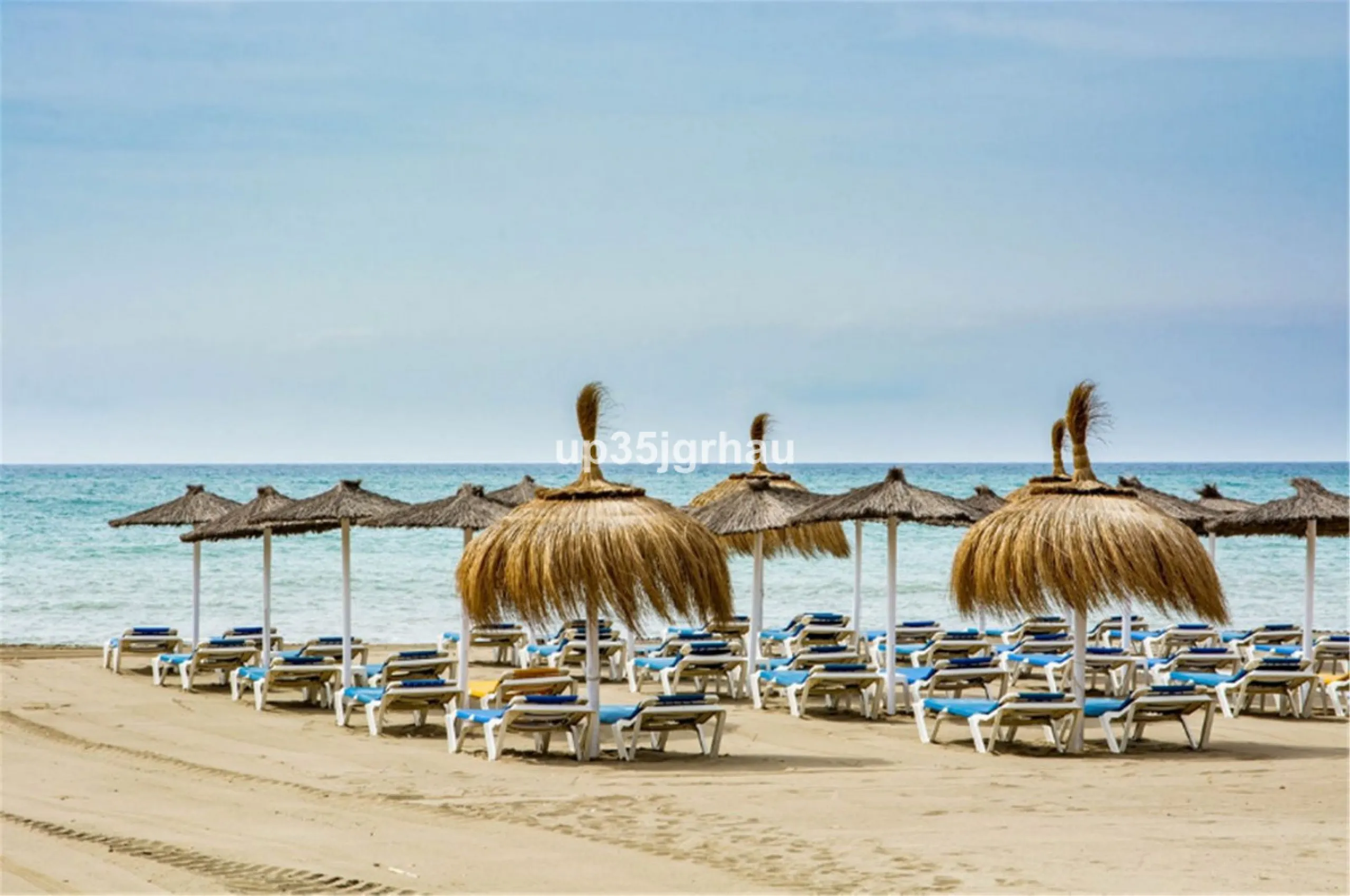 Building in the center of Estepona, Old Town and on the beachfront. lateral views of the sea.